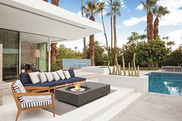 Outdoor courtyard - Residential fireplaces